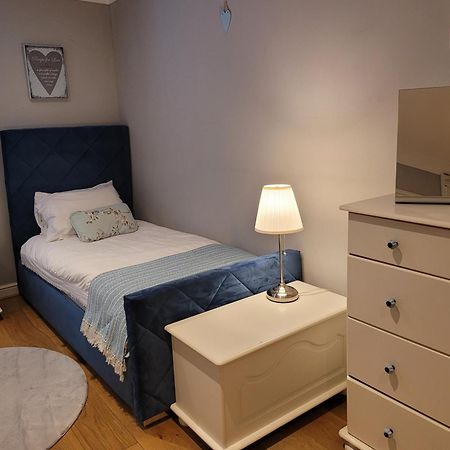 Three Bedroom Apartment By Beautiful Park Londra Exterior foto