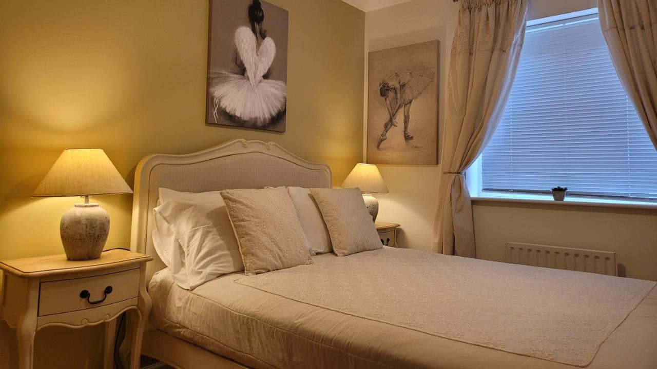 Three Bedroom Apartment By Beautiful Park Londra Exterior foto