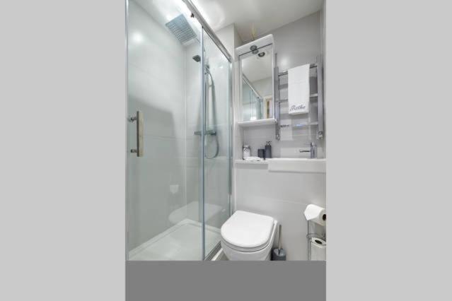 Three Bedroom Apartment By Beautiful Park Londra Exterior foto