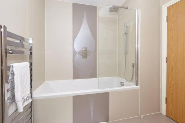 Three Bedroom Apartment By Beautiful Park Londra Exterior foto